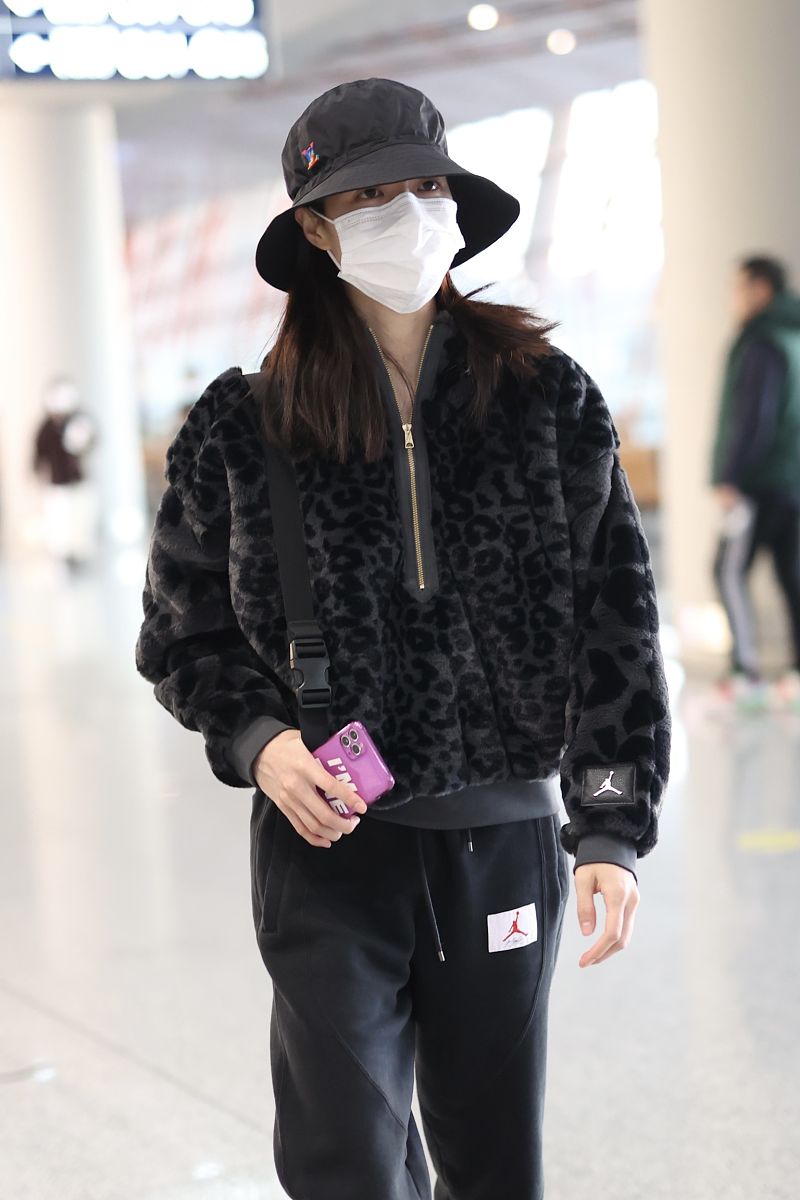 钟楚曦街拍:aj豹纹羊羔毛帽衫搭配运动裤街头范儿