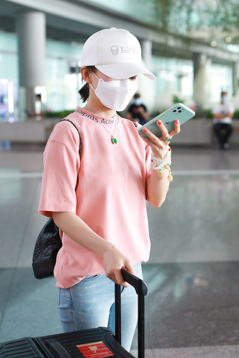 潘晓婷街拍:acne粉t恤微喇牛仔裤清新养眼