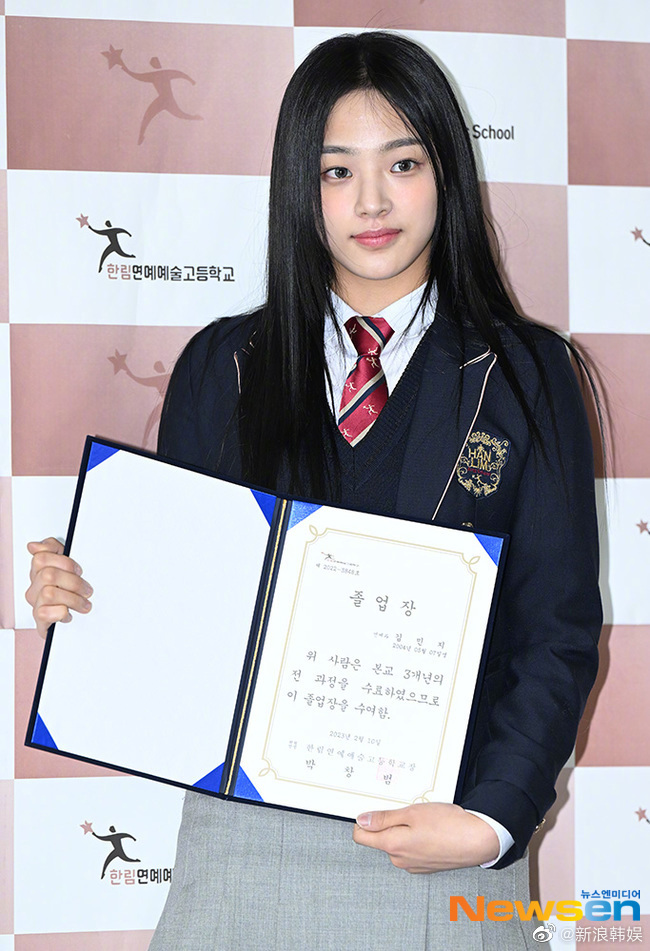 组图:韩国艺术高中毕业典礼举行 雪允minji裴真率等亮相