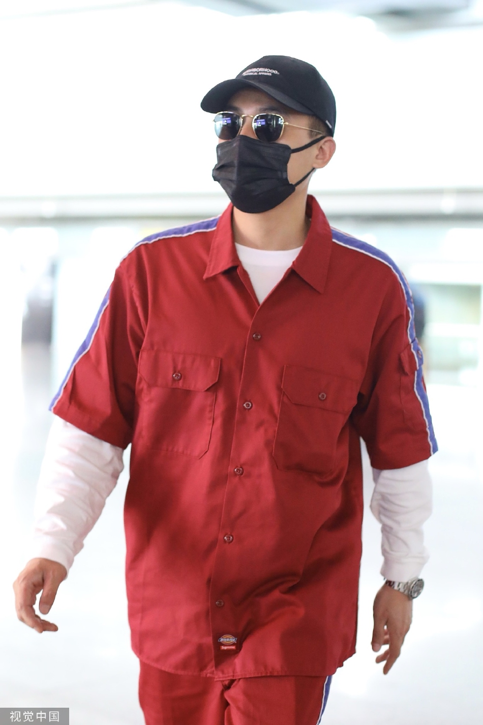 组图:欧豪穿红色套装现身机场 搭配鸭舌帽休闲时尚