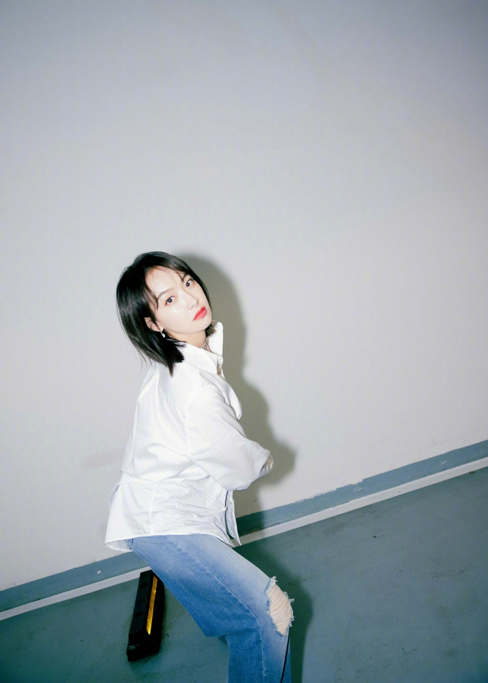 组图:宋茜晒白t牛仔裤慵懒随拍 短发配红唇简洁干练