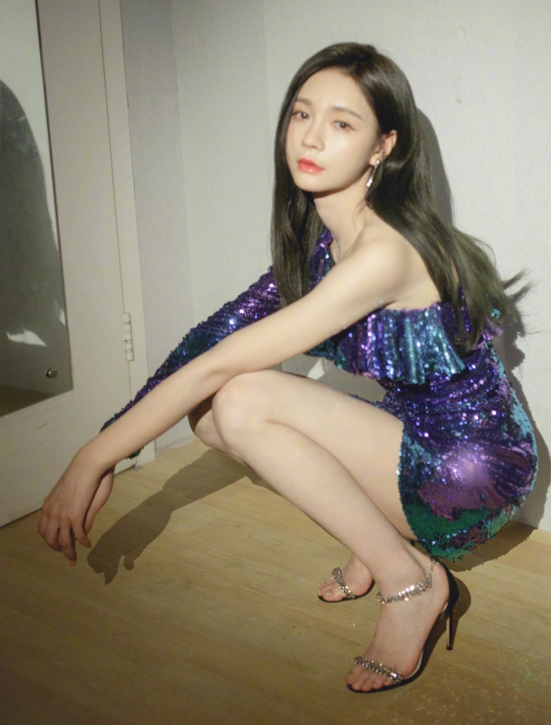 主播沈梦辰高开叉裙秀白玉大长腿,展迷人风采,配运动长筒袜扮纯