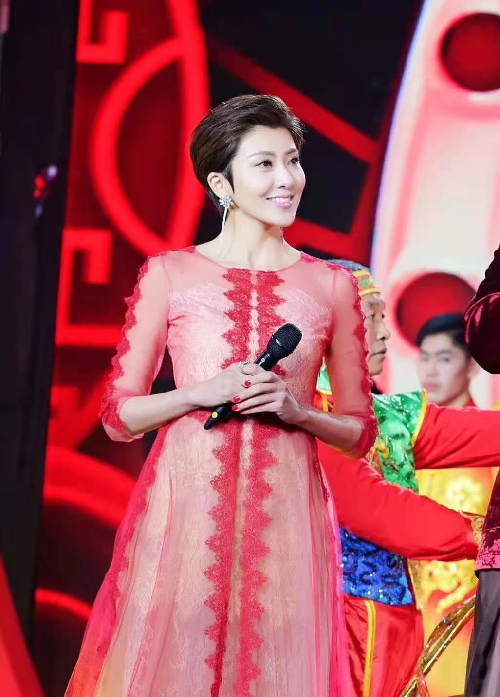 美女主持人紫檀的充满魅力的近身照