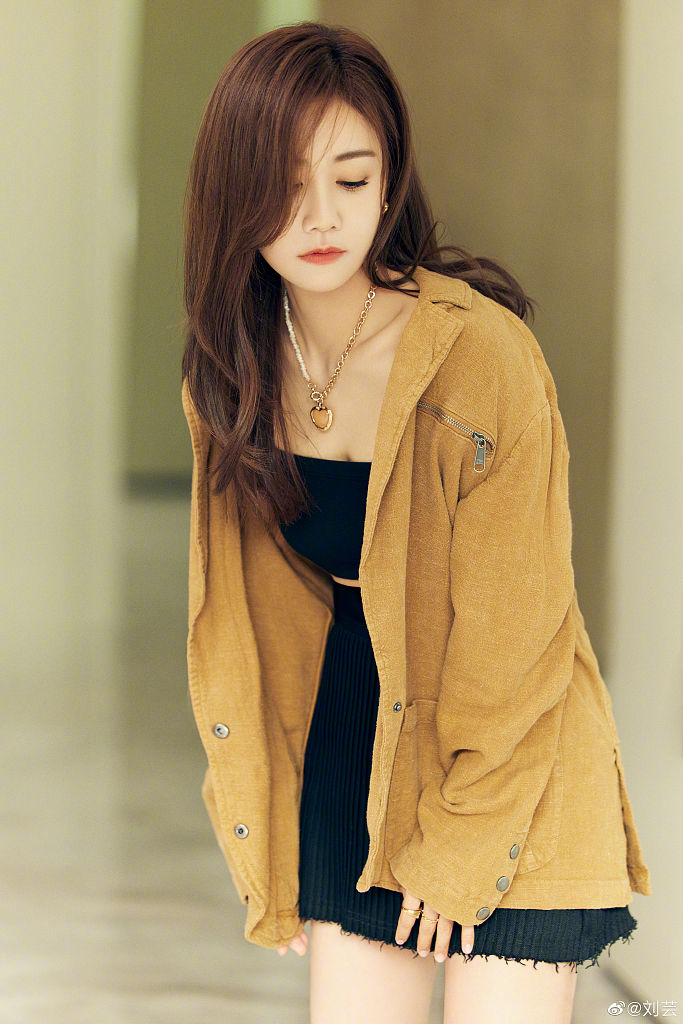 刘芸拍摄棕色外套时尚穿搭写真 黑色分体式短裙秀好身材