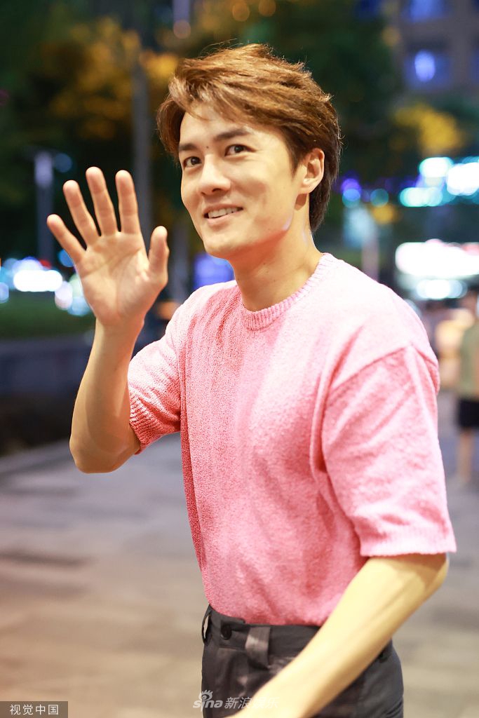 组图:吴克群《披荆斩棘》下班路透有说有笑 穿粉色t恤活力状态好