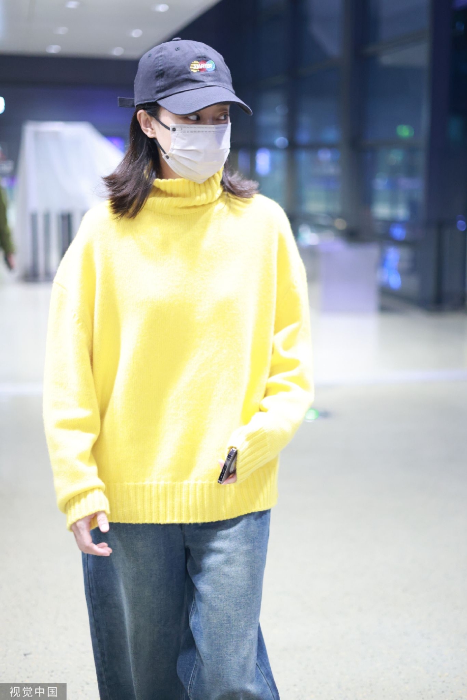 组图:张小斐戴棒球帽身着黄色毛衣牛仔裤抵达上海
