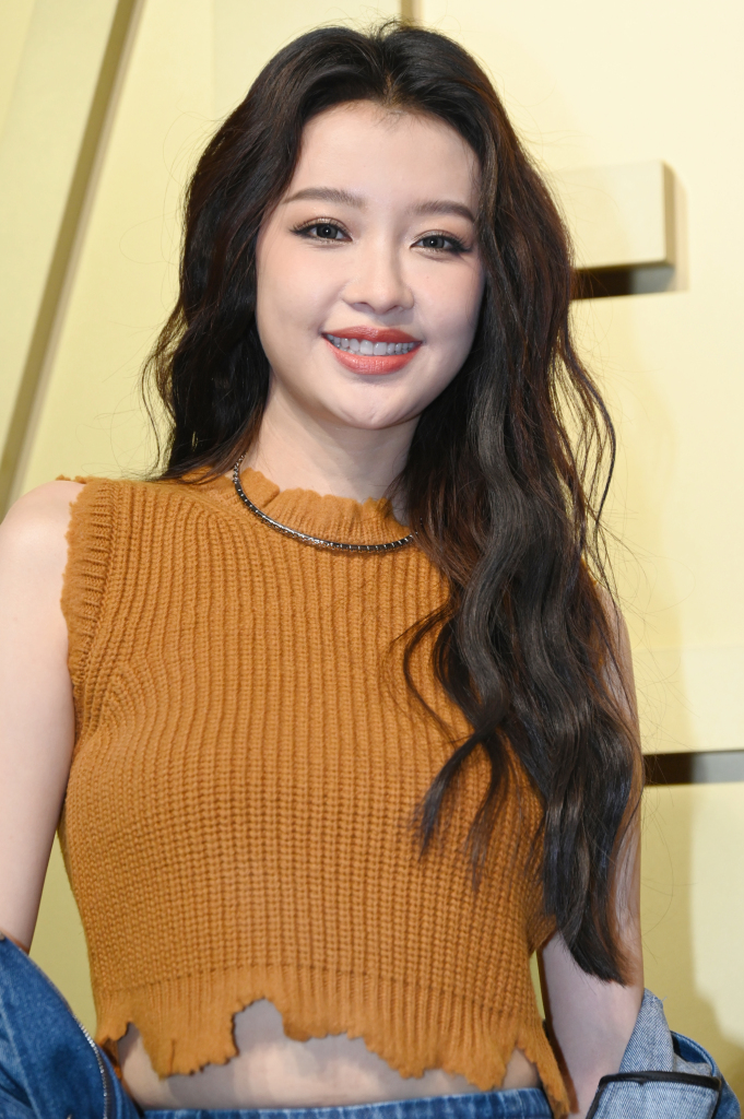 孙怡出席范思哲活动派对 长卷发造型好似洋娃娃