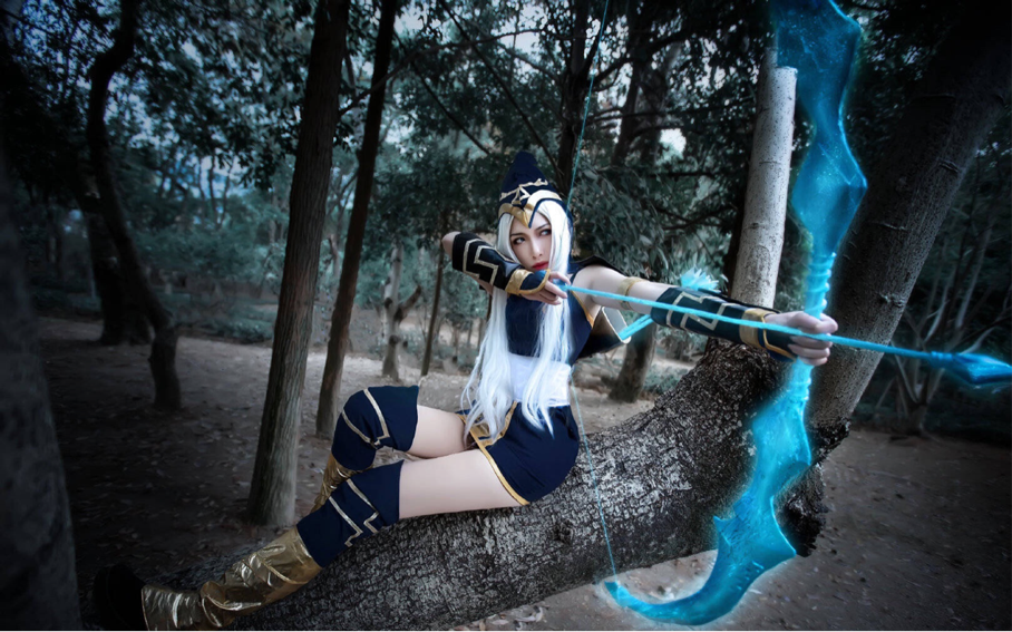 小姐姐cos英雄联盟艾希,黑夜中的射手让你无法捕捉