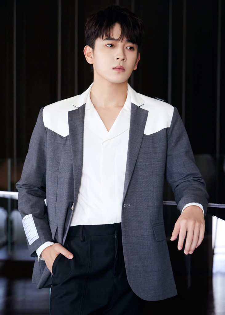 陈若轩《中国考古大会》西装造型写真 变身型男尽显时尚格调