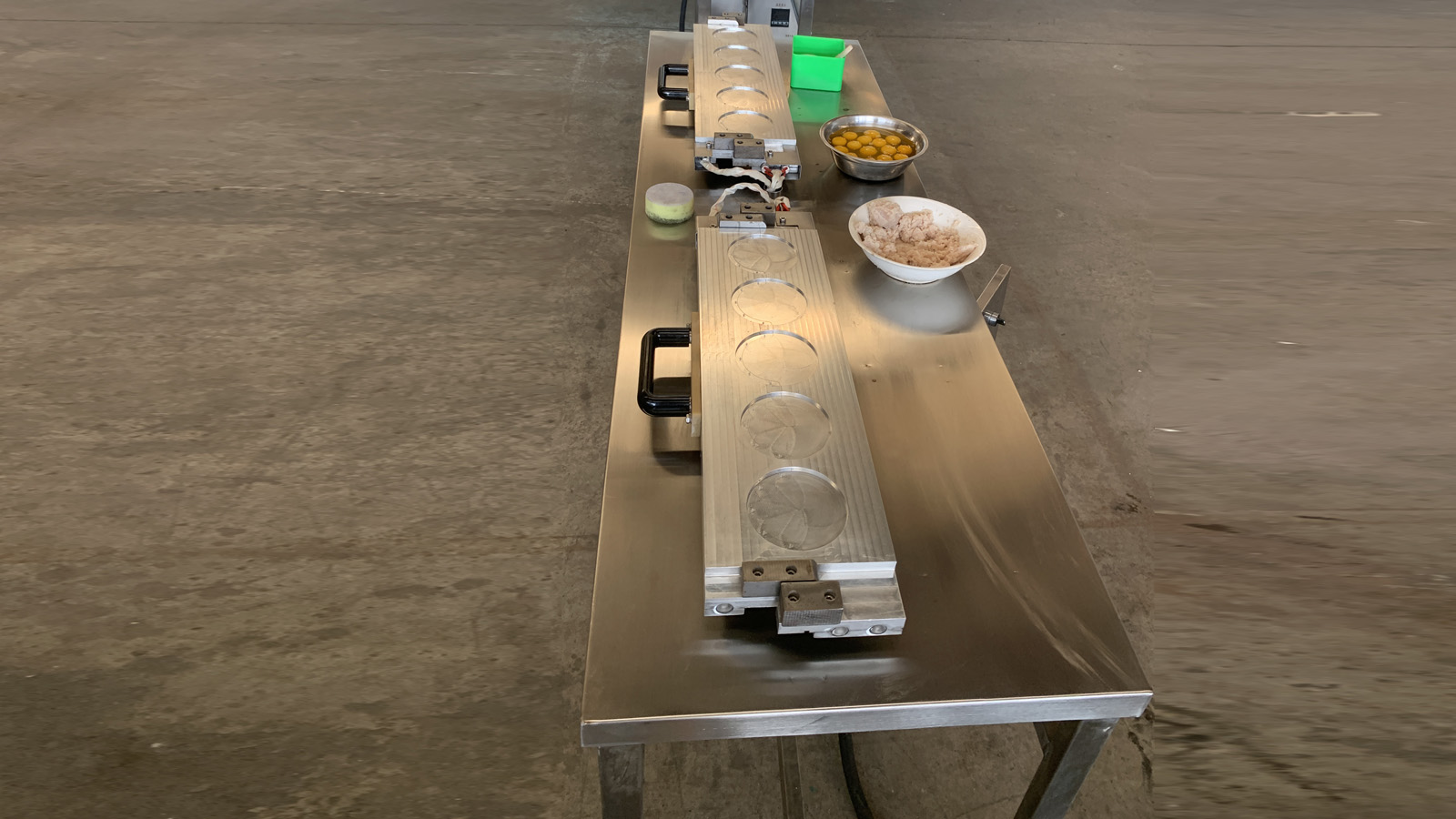 半自动翻模蛋饺机