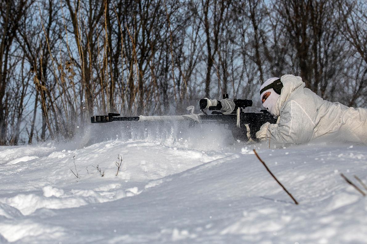 俄军狙击手使用大口径asvk狙击步枪在沃罗涅日地区进行训练