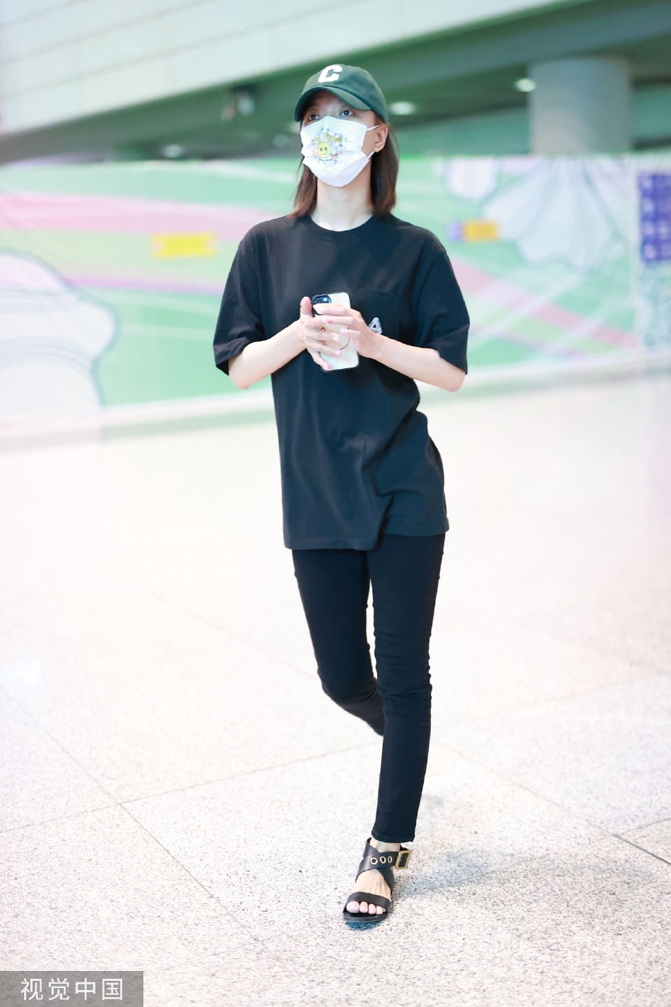 组图:王珞丹黑t搭棒球帽造型简约 穿黑裤展现修长美腿