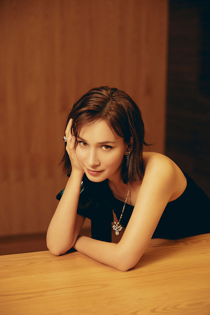 卢靖姗斜肩礼服秀精致锁骨 回眸浅笑眉眼动人妥妥女神范