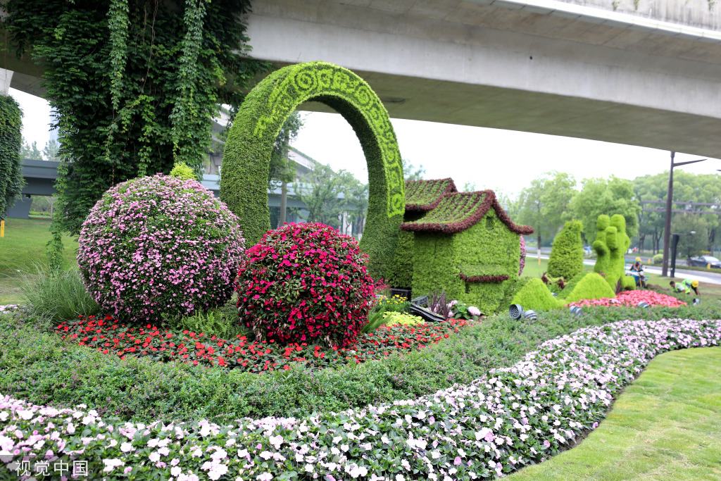 杭州:亚运会吉祥物立体花坛扮靓入城口