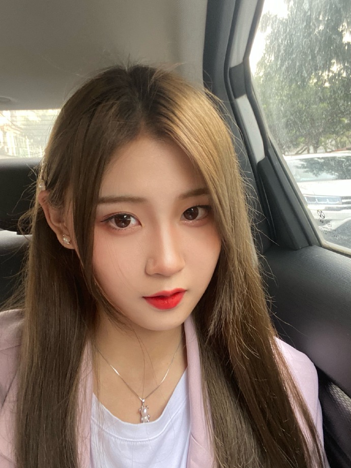 美女艺人王偲越在车上自拍美照欣赏