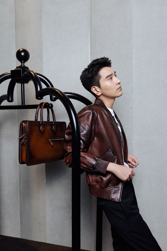 赵又廷发布造型写真 休闲穿搭尽显潇洒干练