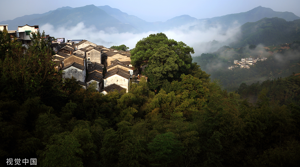 安徽黄山:云雾缭绕的歙县坡山村