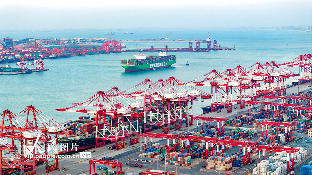 山东青岛港前湾集装箱码头一派红火景象