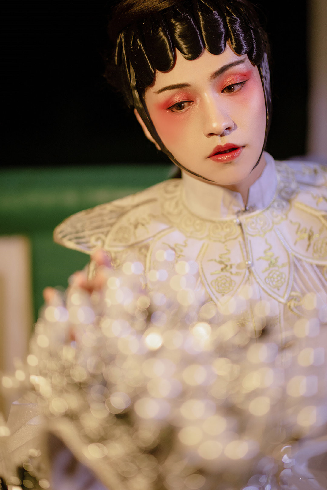 戏袍程蝶衣,头戴凤冠手捻兰花,是男儿郎还是女娇娥