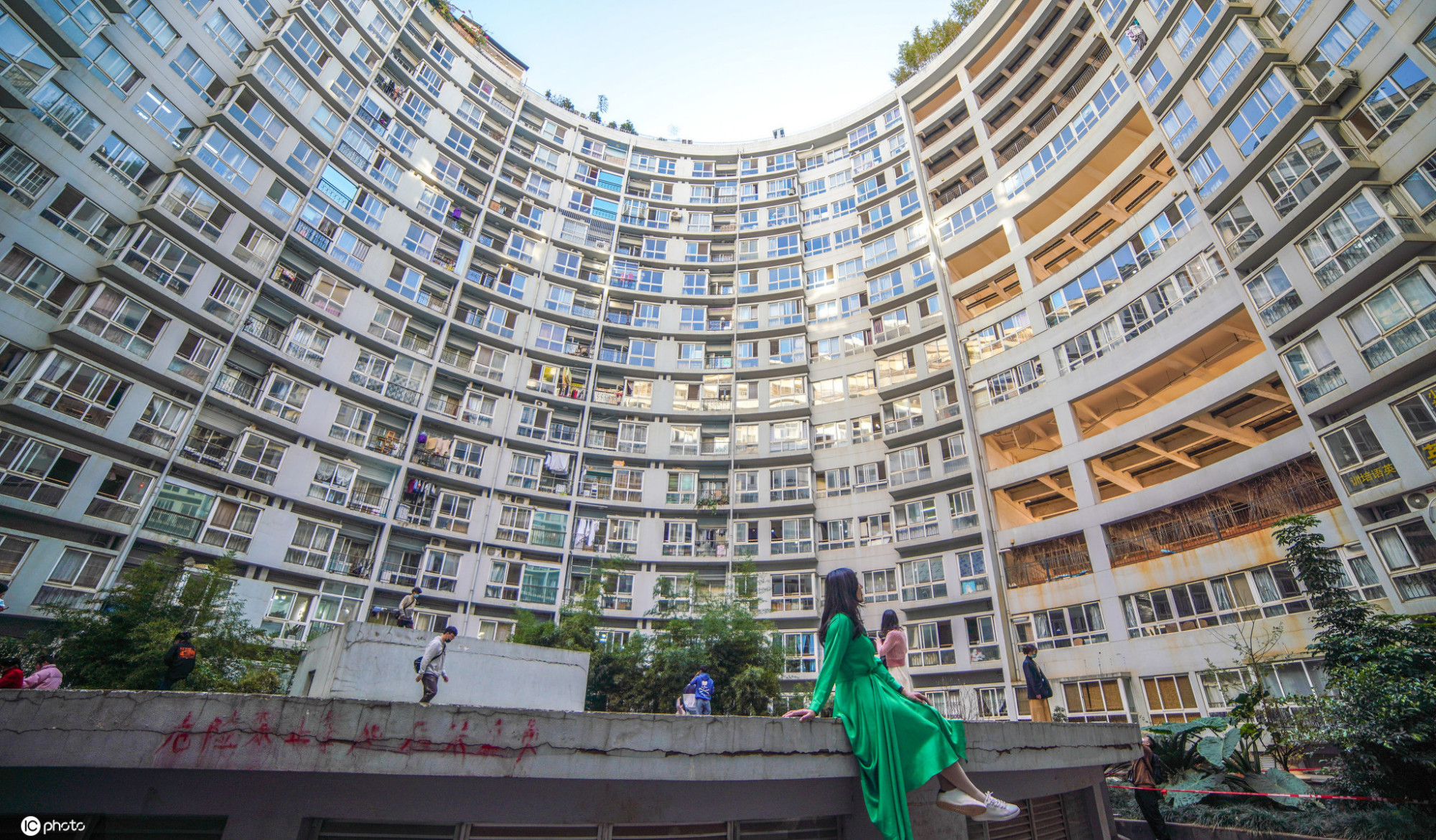 昆明"圆筒大楼"成网红打卡地 置身其中如"坐井观天"