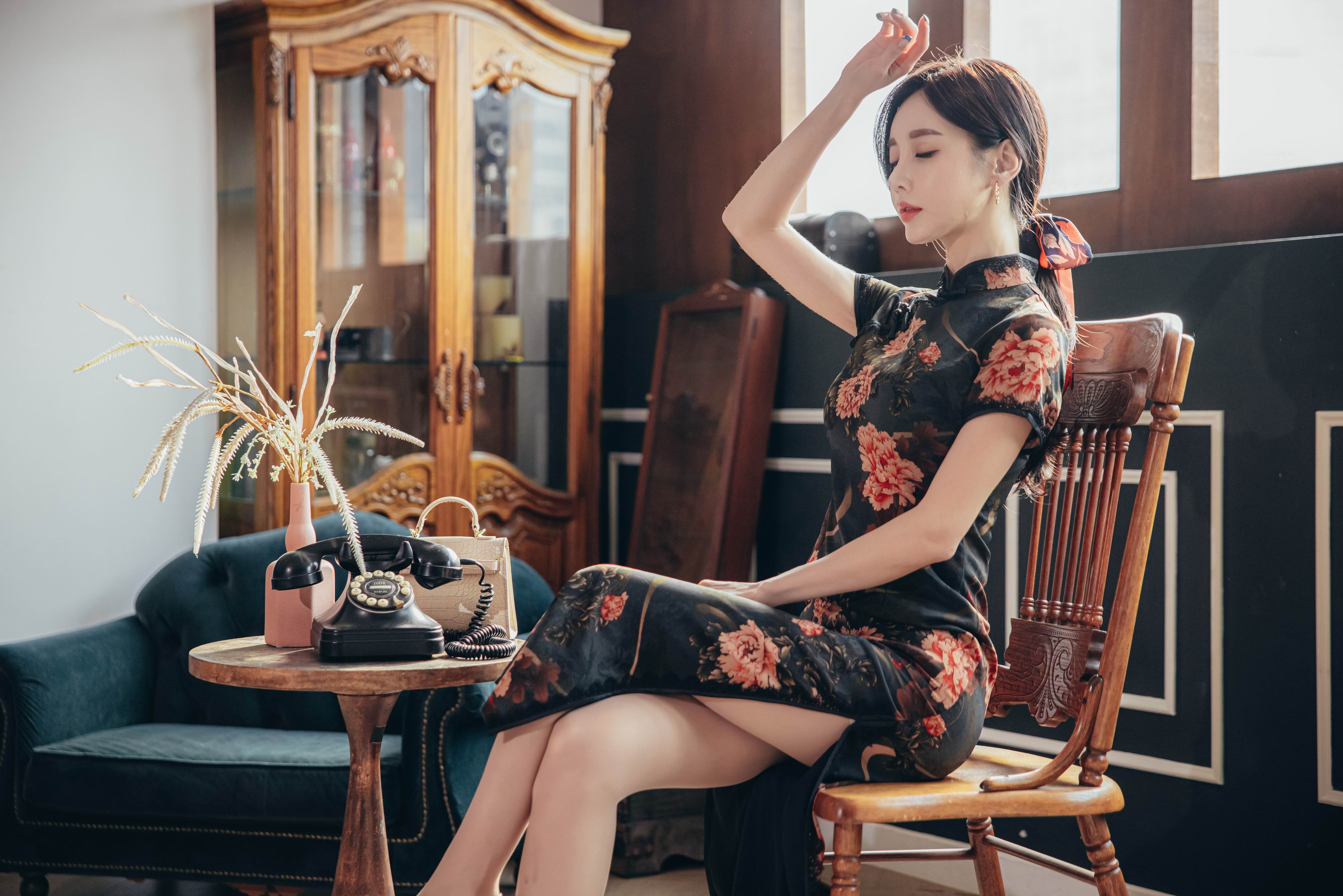 韩国女神孙允珠定拍写真:金丝凤菊梧桐芳妍暖香旗袍裙,灵气逼人