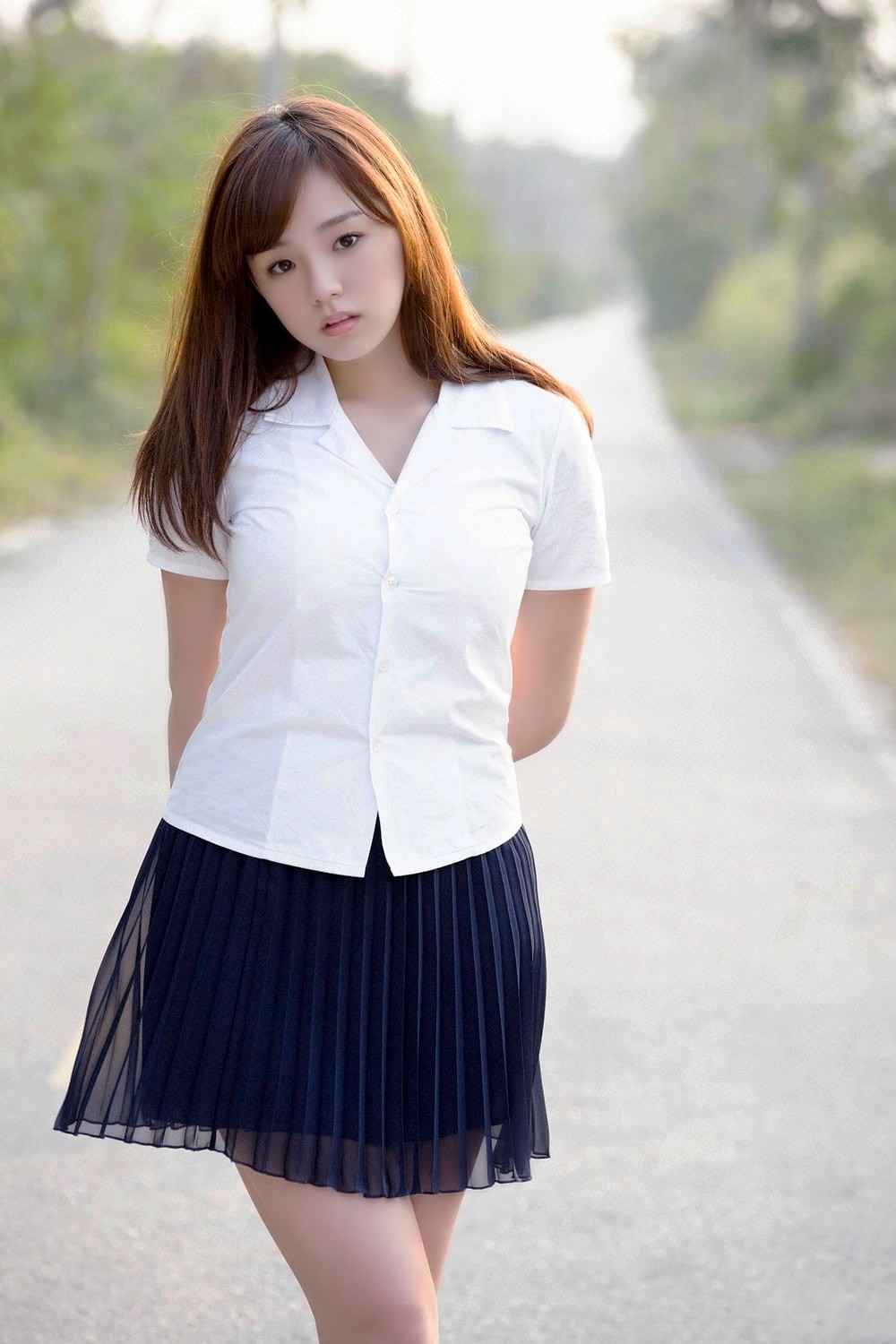 走在乡间小路上的白衣微胖可爱女孩,你喜欢吗?