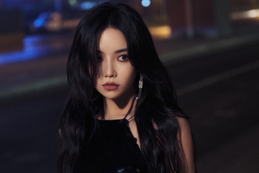 安崎《蒙面舞王》造型写真公开 秀紧致小腹冷艳诱惑