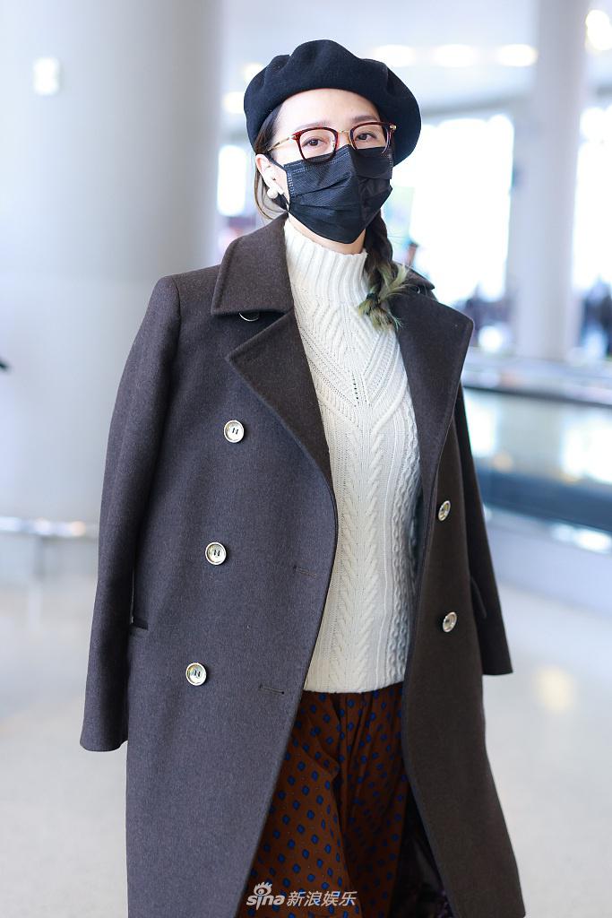 组图:阿朵大衣披着穿气场满分 戴框镜梳着麻花辫甜酷又减龄