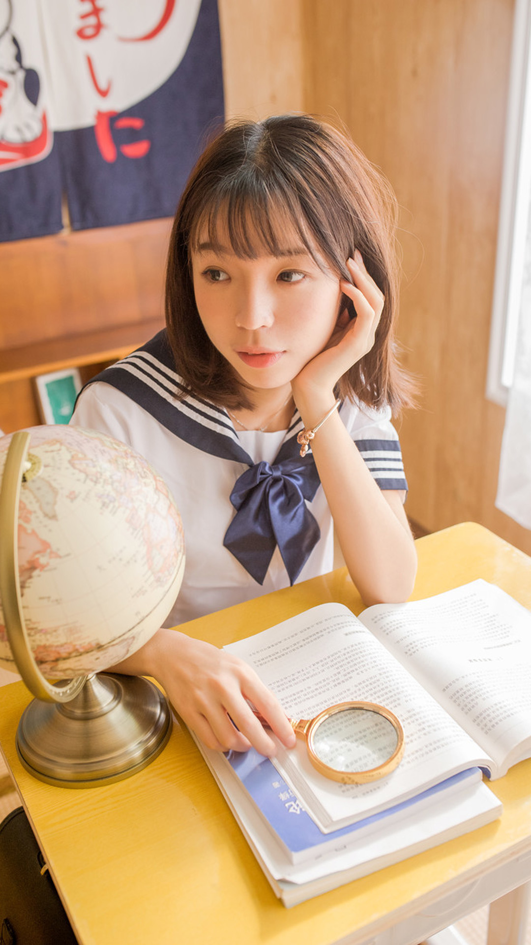 摄影人像:穿白色水手服的可爱女孩