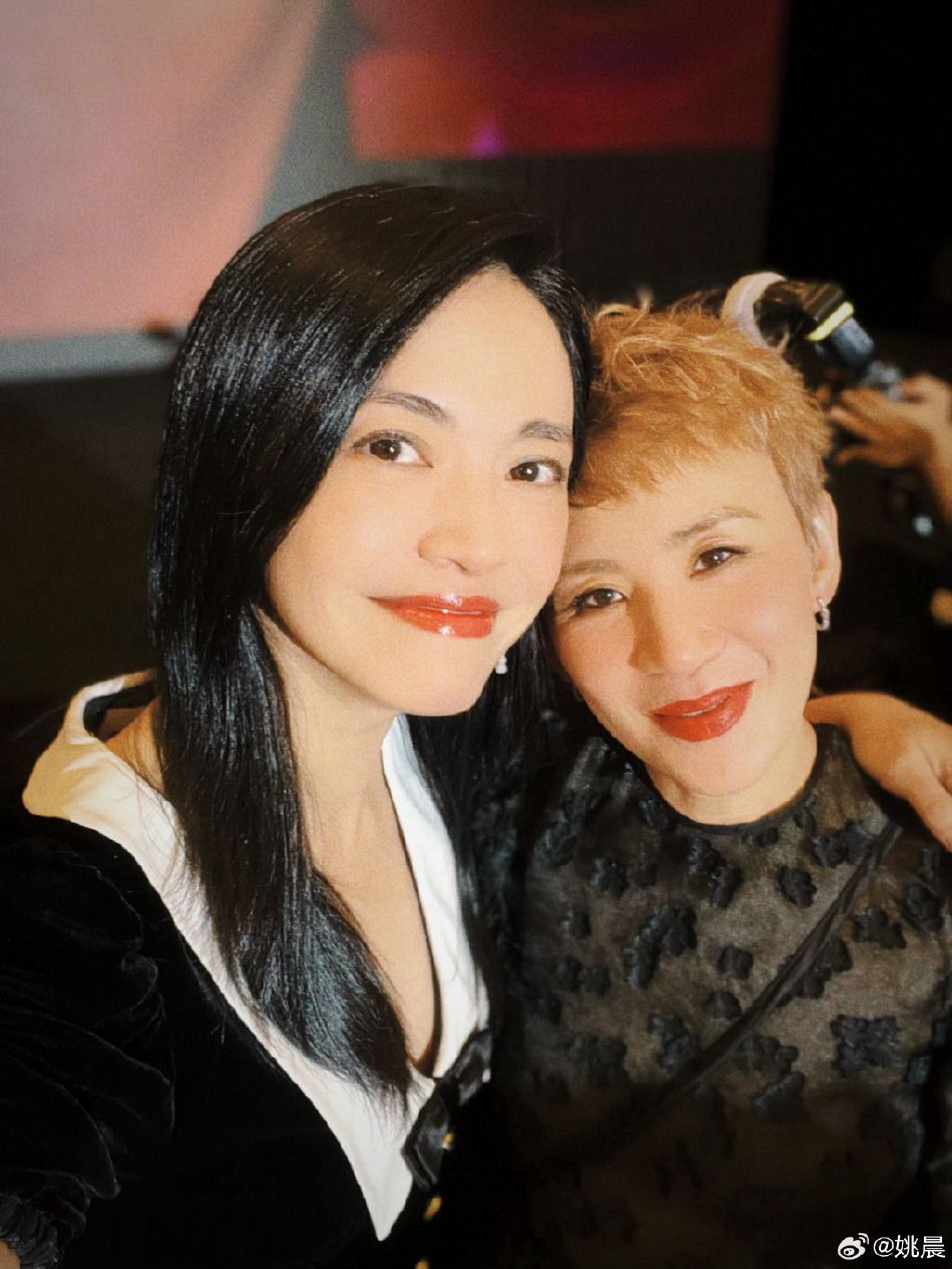 组图:姚晨参加first青年电影展 晒与吴君如闫妮合照状态好