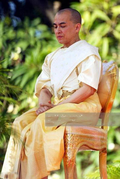 西哈莫尼国王登基时已经51岁,清秀的容貌酷似唐僧