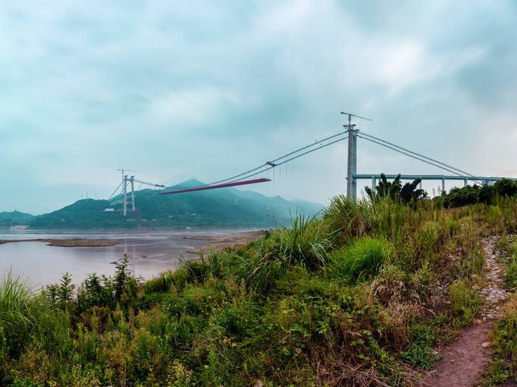 重庆合璧津高速油溪长江大桥施工进展顺利