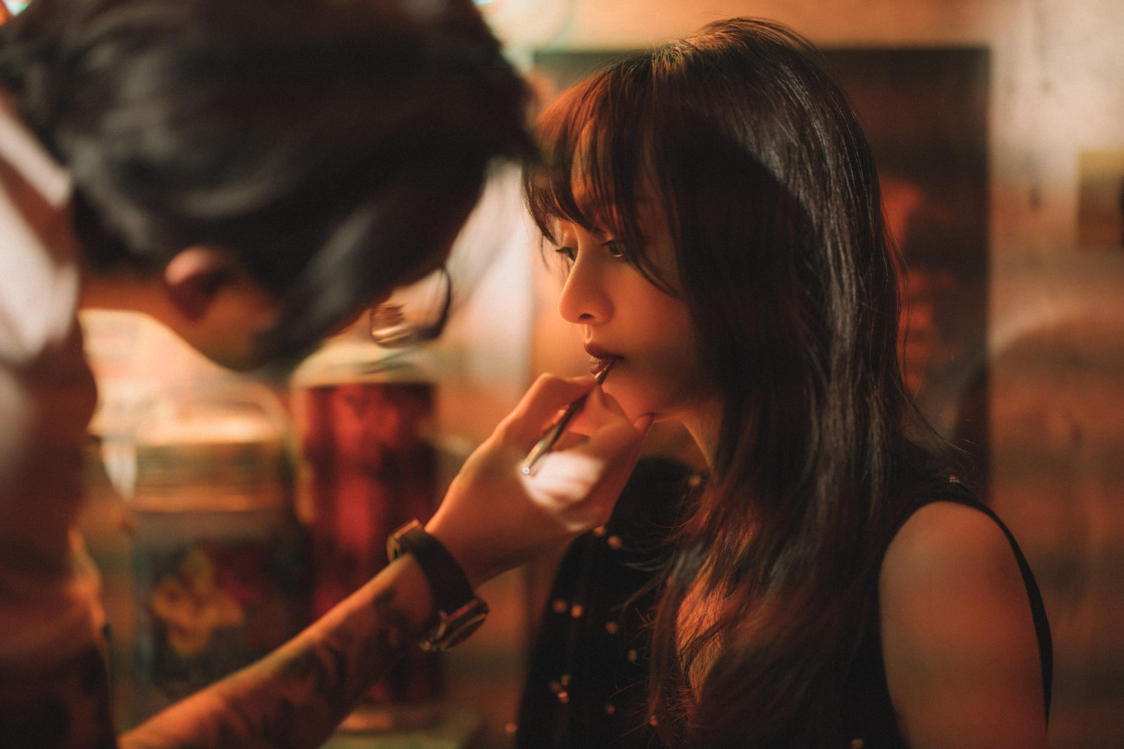 郑爽复古港风造型上线,身穿黑色波点长裙,高级养眼,气质绝