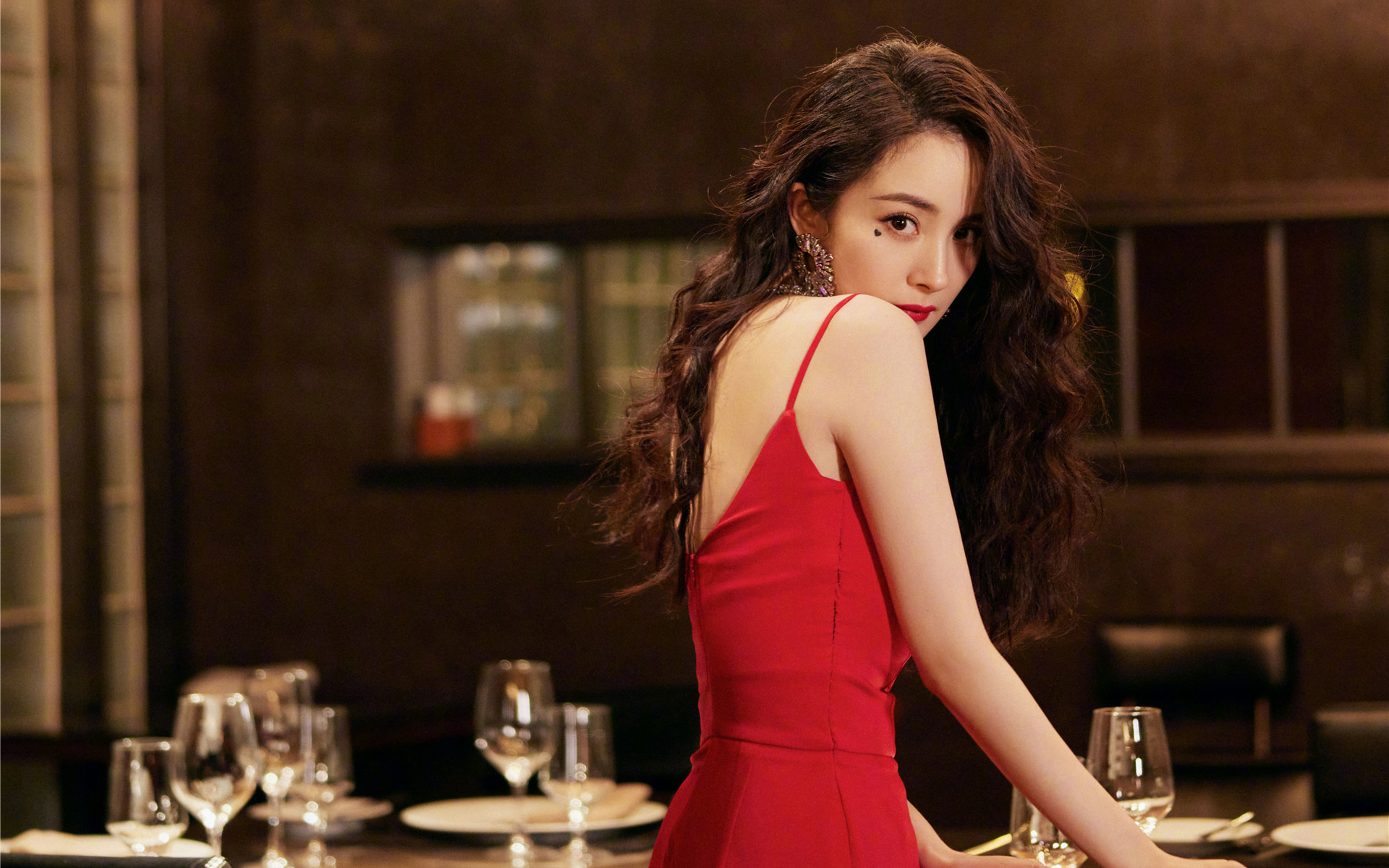 美女杨幂,吊带红裙妩媚妖娆写真照,大秀曼妙身姿,魅力四射