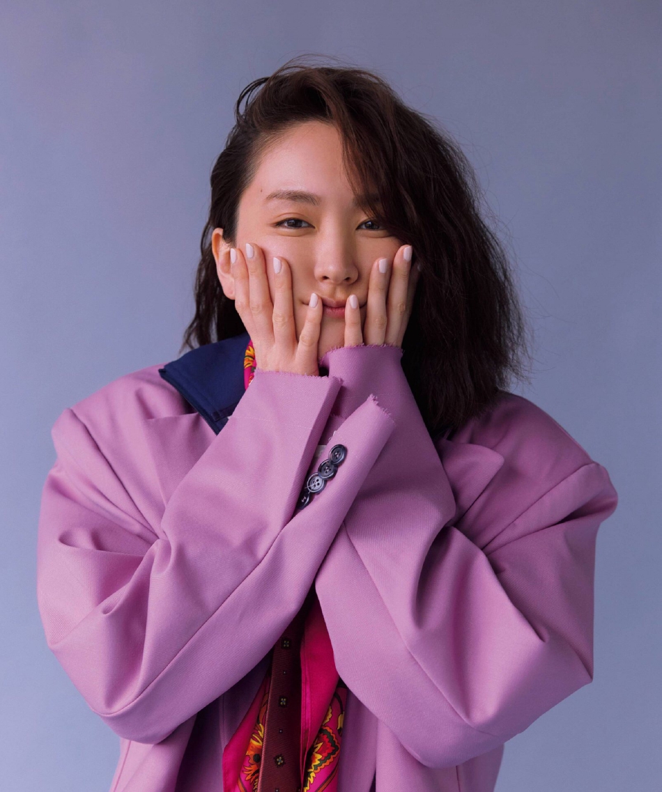 组图:新垣结衣登《nylon》封面 造型大胆随性可爱