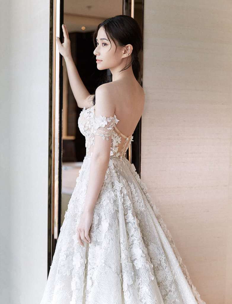 组图:今日份小仙女!何超莲穿白色拖地裙秀香肩美背