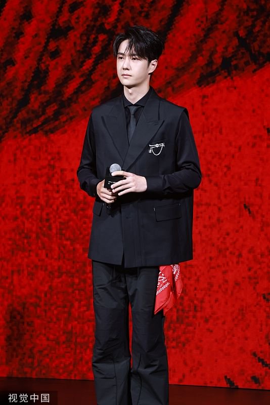 组图:王一博全黑西装造型出席活动 衣边挂红色头巾潮酷十足