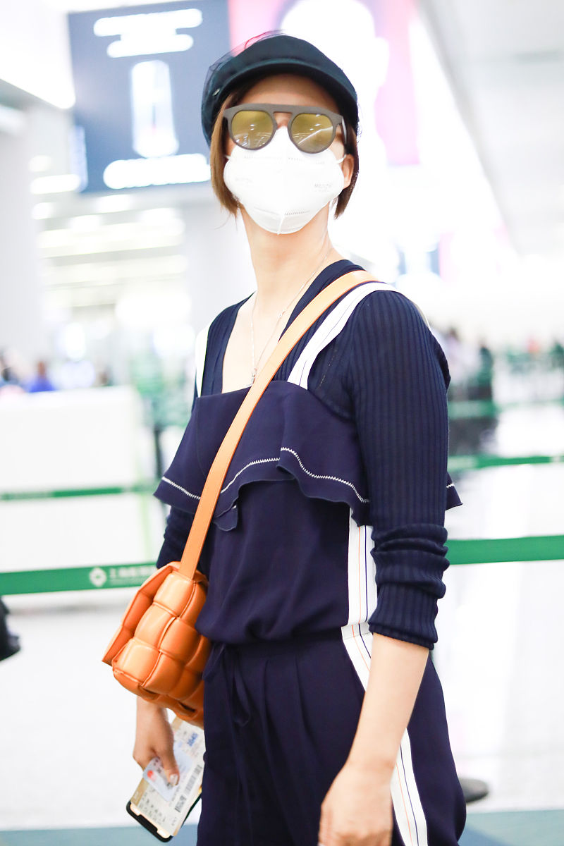 张歆艺街拍:荷叶边吊带内搭针织衫bv枕头包简单大方