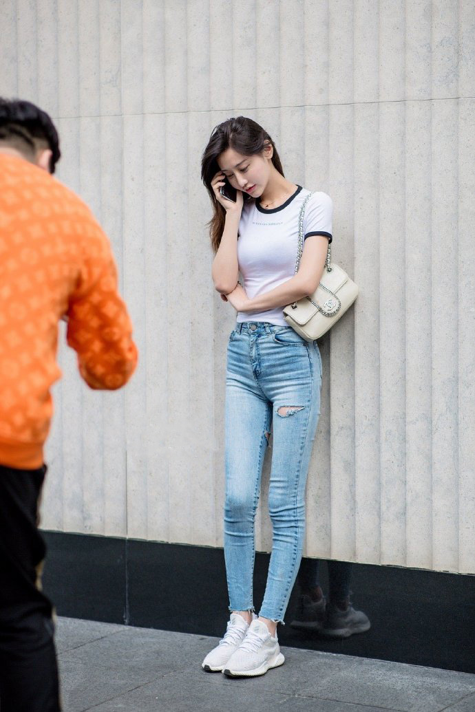 "酒杯腿"配紧身牛仔裤,时髦又吸睛,真是人见人爱