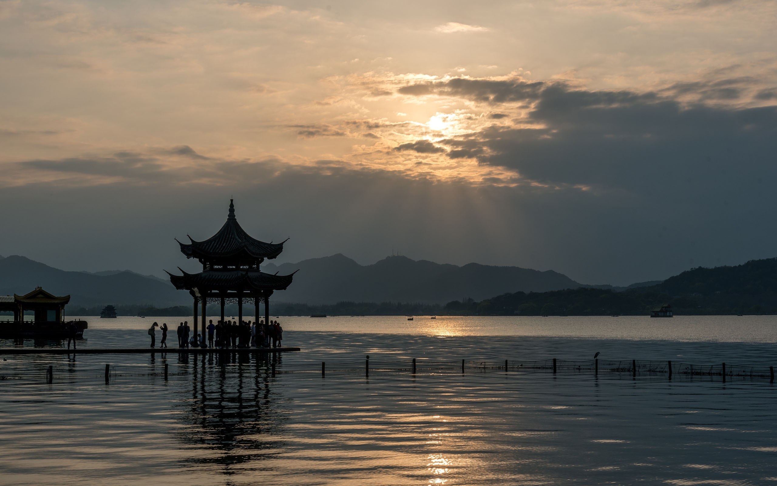 傍晚的杭州西湖