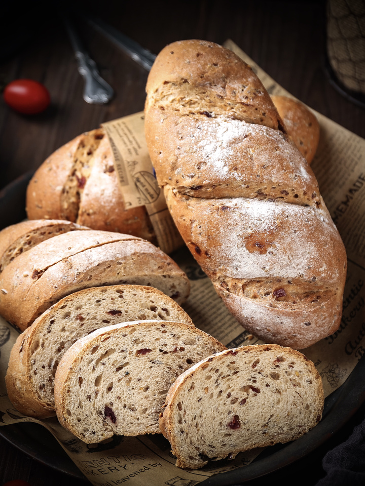 复古风美食杂粮面包拍摄