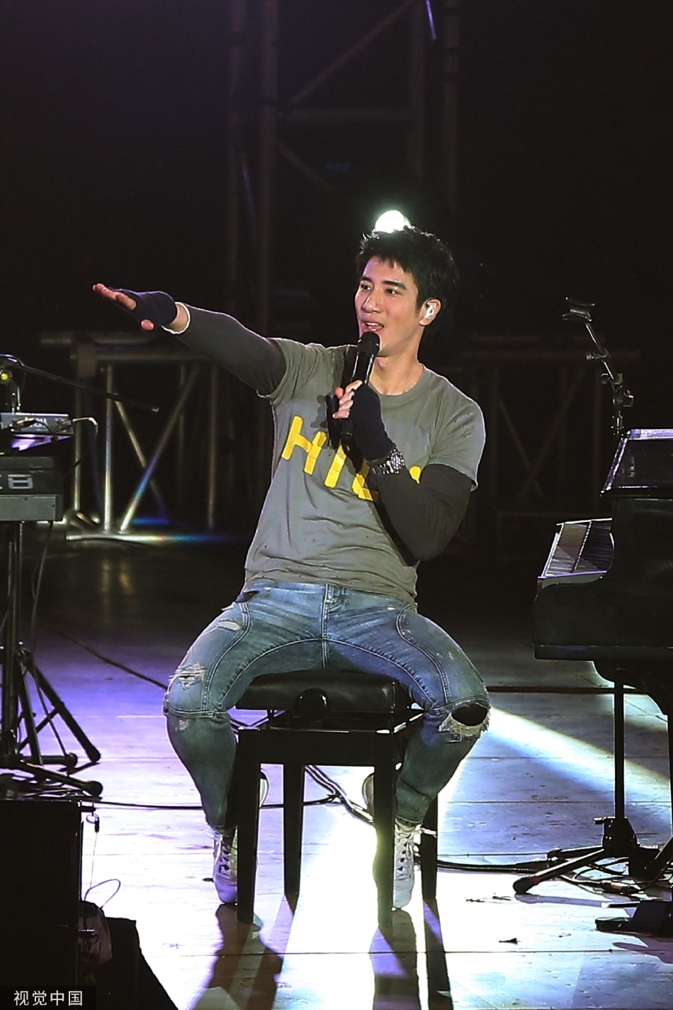 组图:王力宏正式复出 拉斯维加斯开演唱会座无虚席