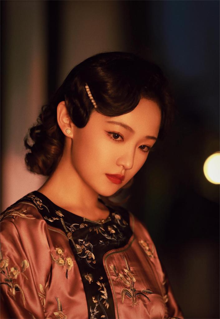 欢娱影视演员吴佳怡古风妆造写真 化身忧郁温柔民国千金!