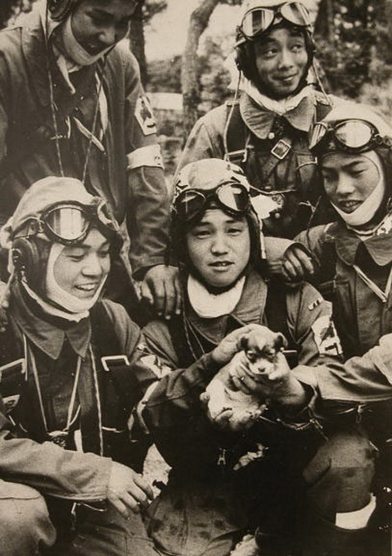 二战日本少年兵:出征前与小狗合影