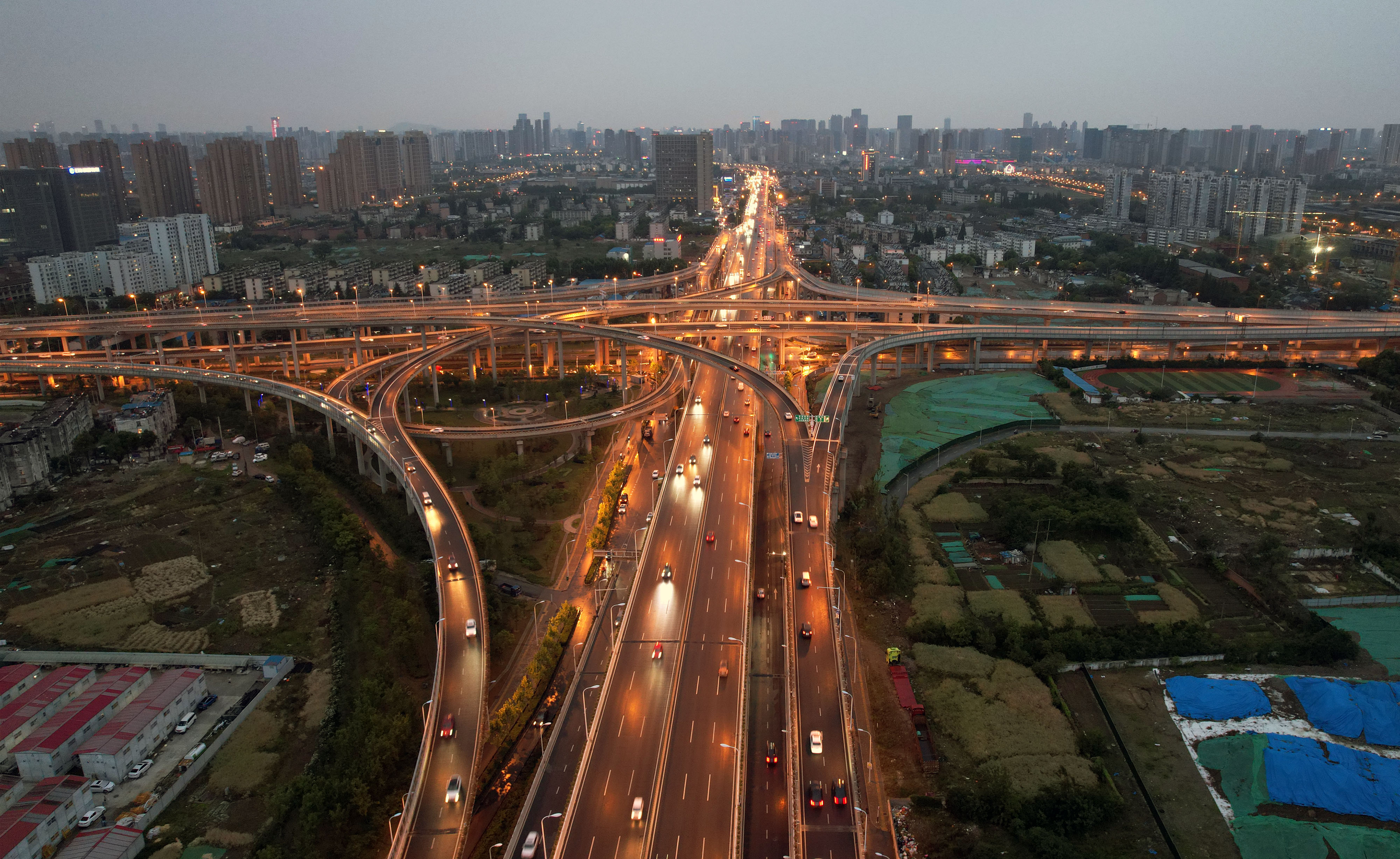 合肥瑶海:郎溪路高架桥夜景璀璨夺目,车水马龙