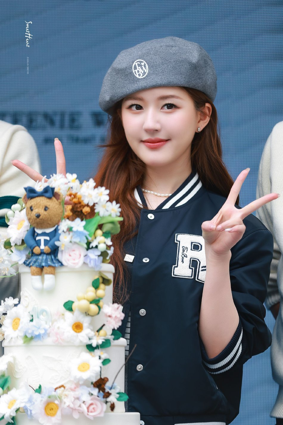 组图:赵露思出席活动生图曝光 贝雷帽学院风造型元气活泼