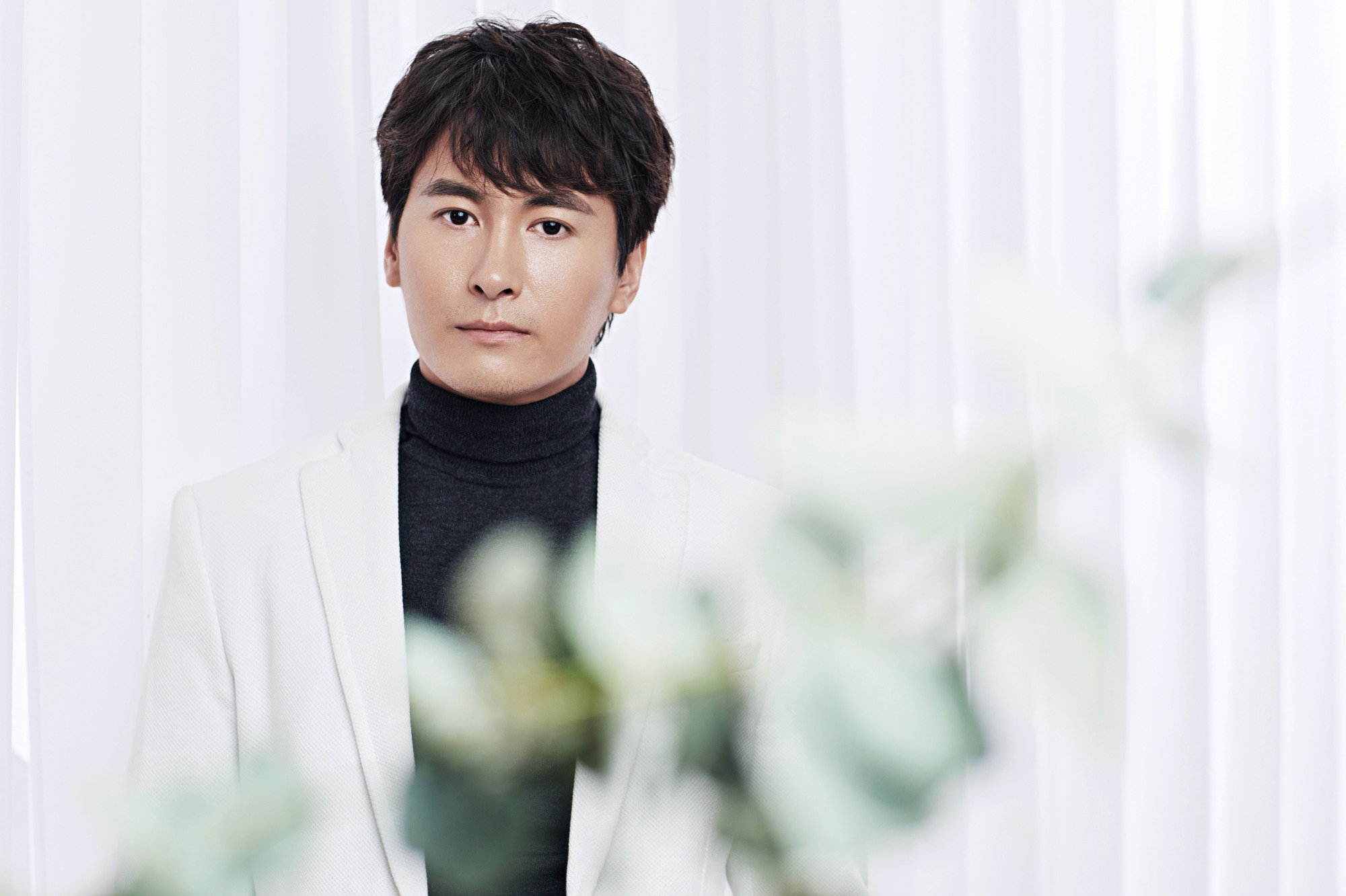 丁宇辰最新写真曝光,黑白搭配展帅气侧颜杀