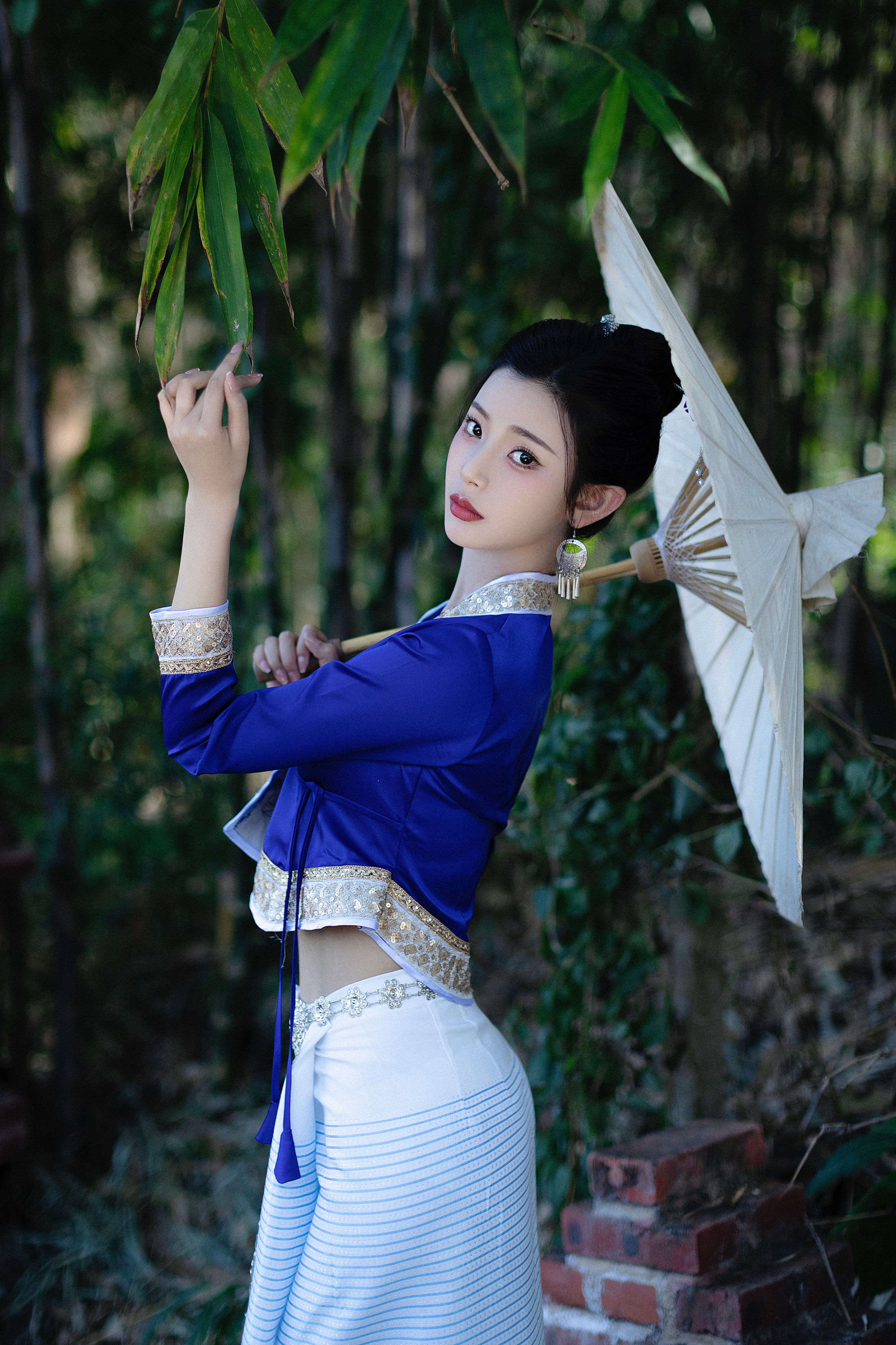 99年美女模特王星辰异域风情写真,这腰真的太细了