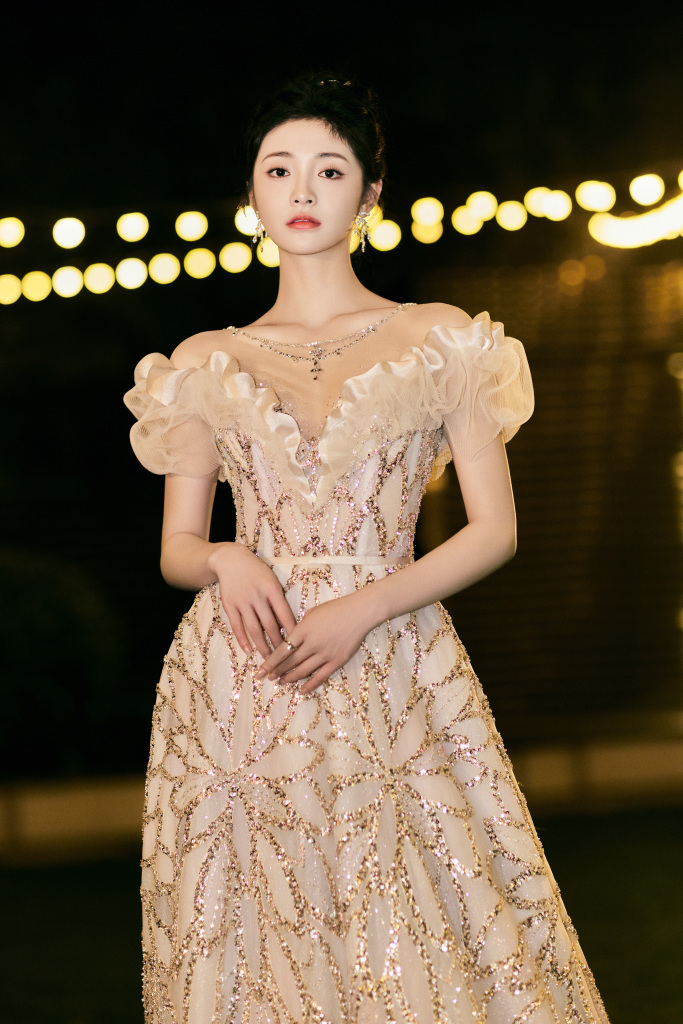 周洁琼金鸡奖第二套造型发布 金色公主风礼服华丽出镜