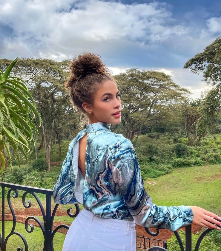 多米尼加模特卡米拉·肯德拉的一组背影侧影美照欣赏